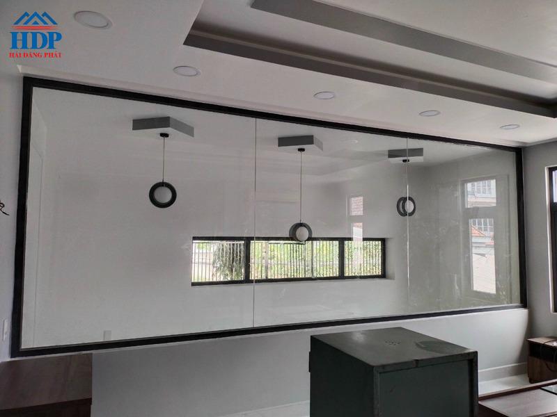 vách kính cố định nhôm xingfa