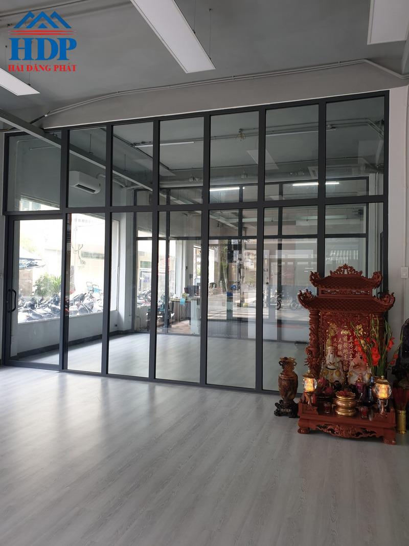 vách kính cố định nhôm xingfa