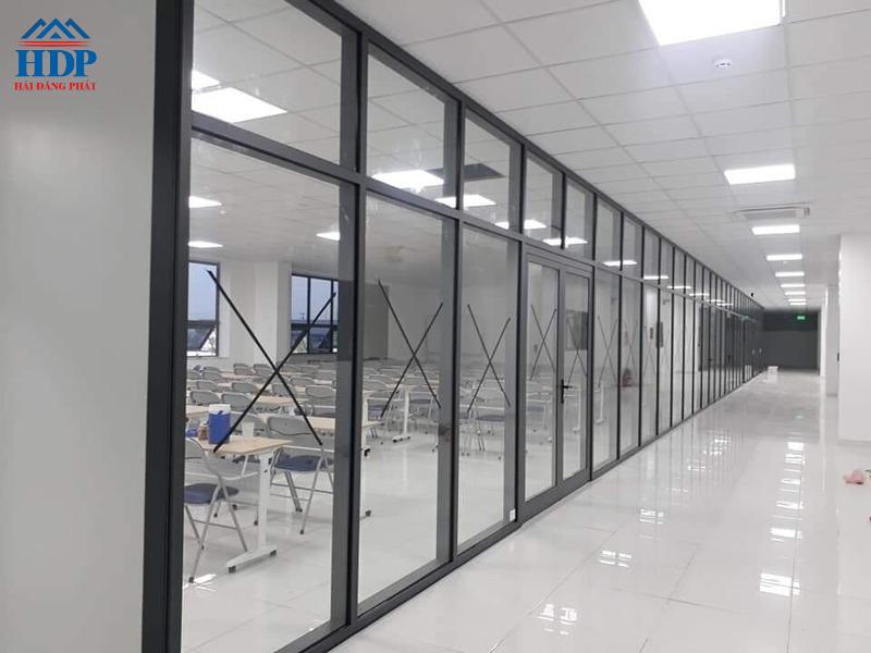 vách kính cố định nhôm xingfa