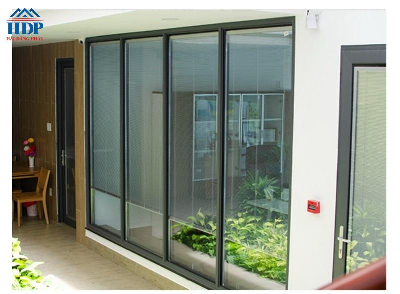 vách kính cố định nhôm xingfa