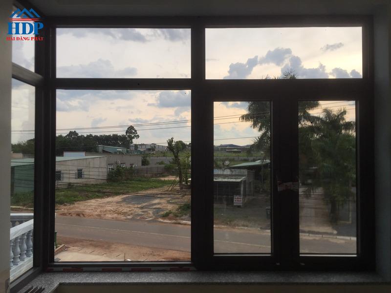 vách kính cửa sổ